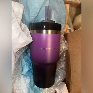 Starbucks Stanley NWT 20oz purple and black overseas release free shipping
